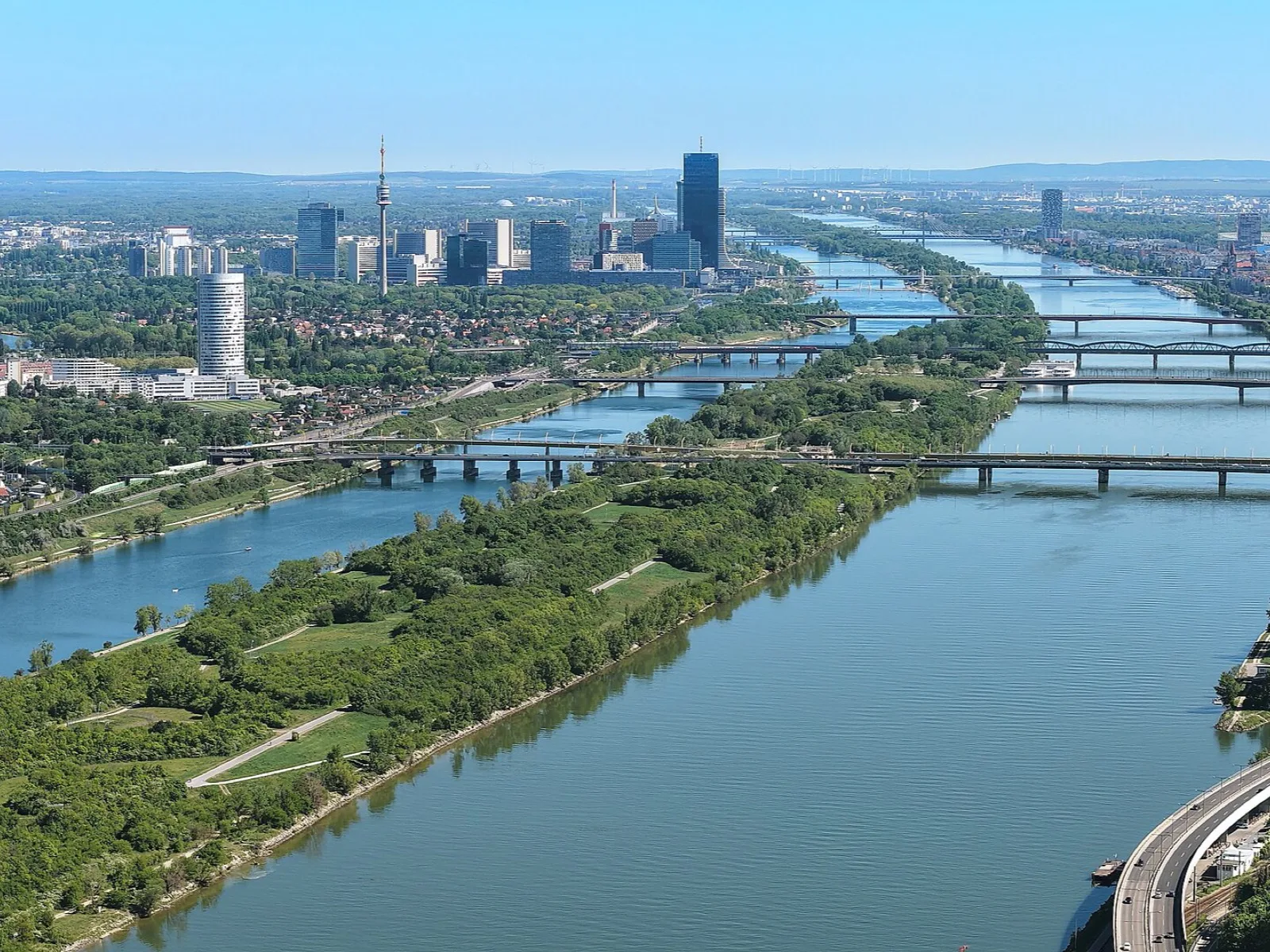 Donauinsel mit Donaubrücken